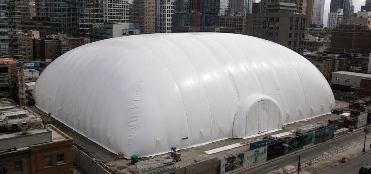 Bolhas brancas: China inova com domos infláveis em obras urbanas