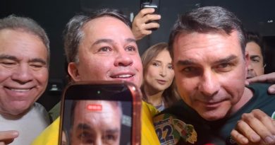 Flávio Bolsonaro marca presença no São João de Campina Grande