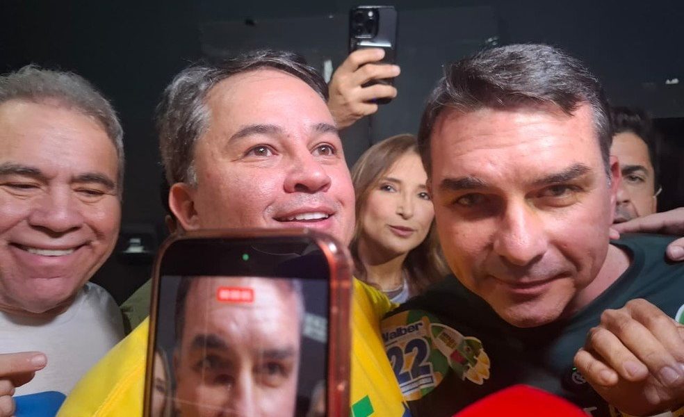 Flávio Bolsonaro marca presença no São João de Campina Grande