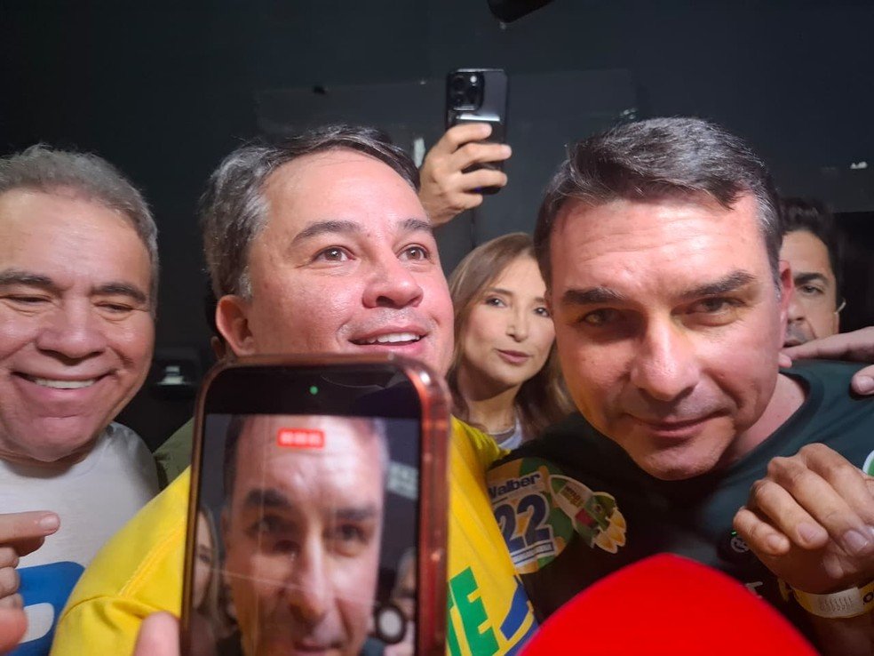 Flávio Bolsonaro marca presença no São João de Campina Grande