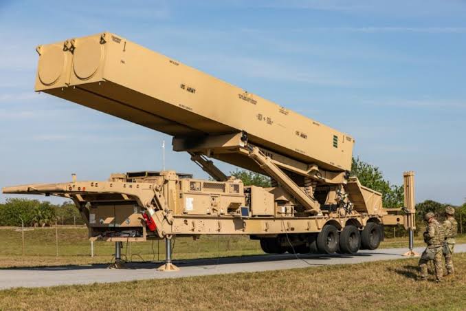 EUA avaliam estreia do míssil hipersônico Dark Eagle em operações contra o Irã