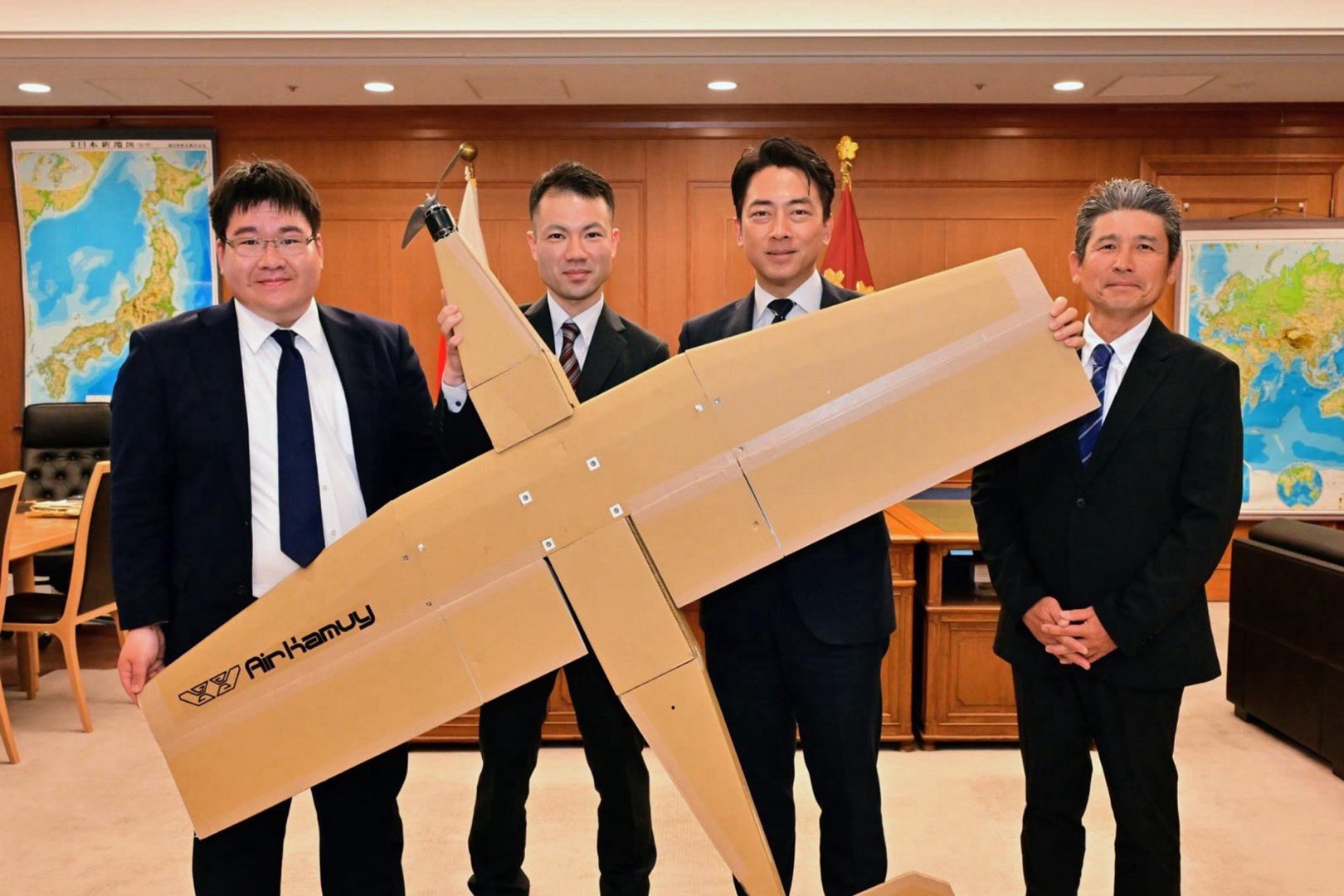 Japão inova com drones de combate feitos de papelão